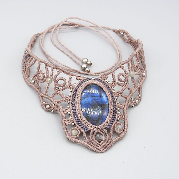 Taupef&auml;rgat halsband i mikromakram&eacute; med en vacker labradorit.