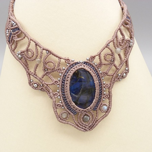 Taupef&auml;rgat halsband i mikromakram&eacute; med en vacker labradorit.