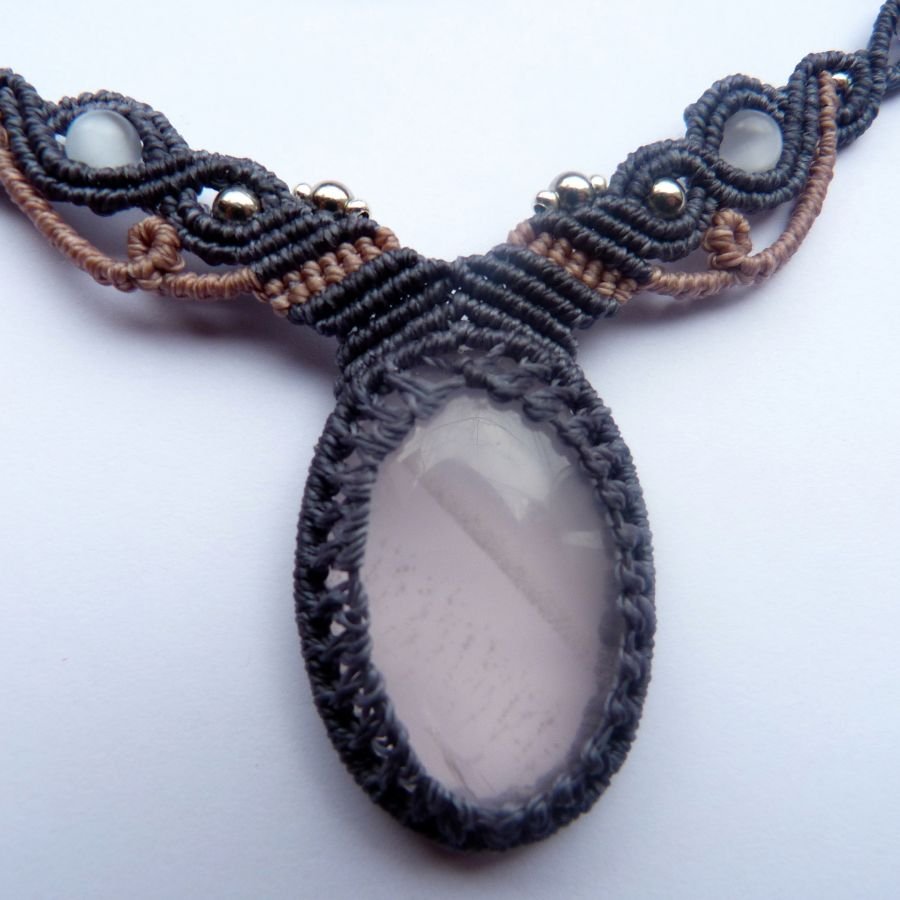 Blå/grå mikro-macramé halsband med rosenkvarts 