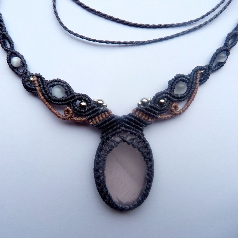 Blå/grå mikro-macramé halsband med rosenkvarts 