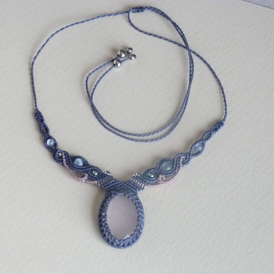 Blå/grå mikro-macramé halsband med rosenkvarts 