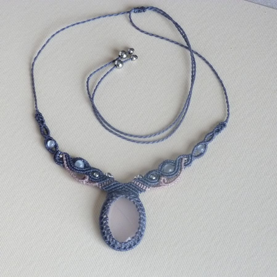Blå/grå mikro-macramé halsband med rosenkvarts 