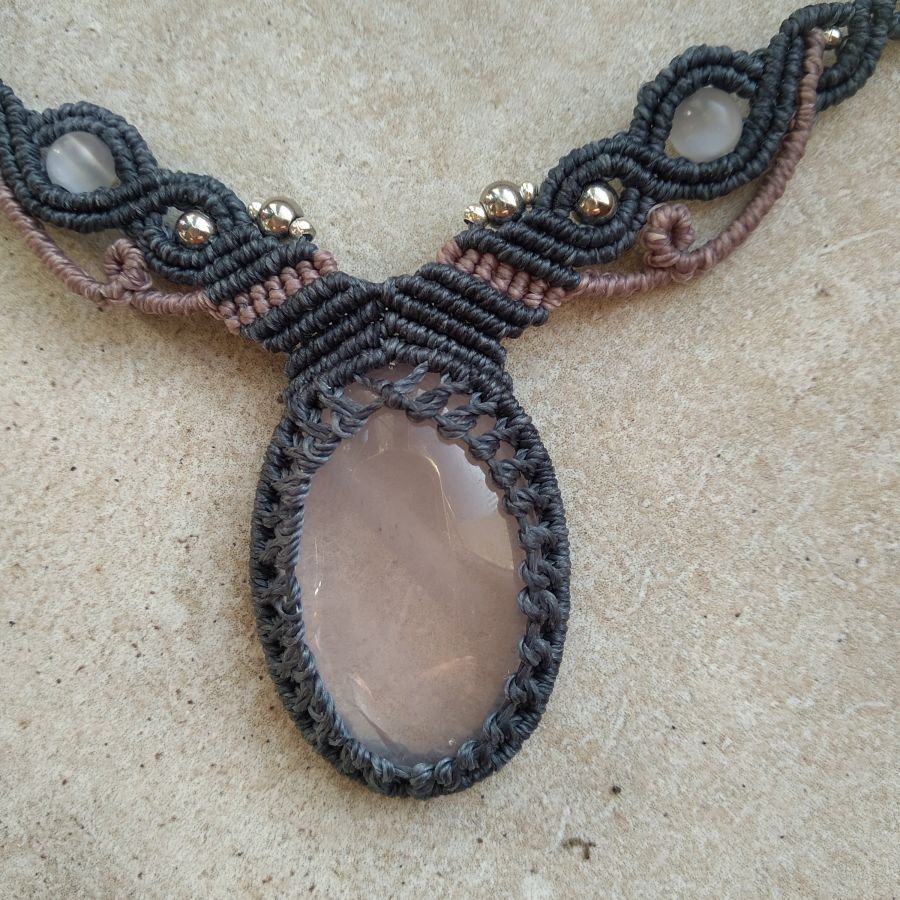 Blå/grå mikro-macramé halsband med rosenkvarts 