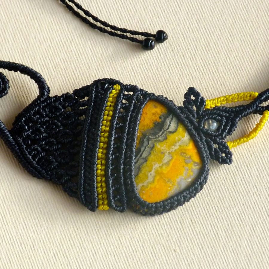 Halsband i svart/gul mikro-macramé med en natursten, jaspis 