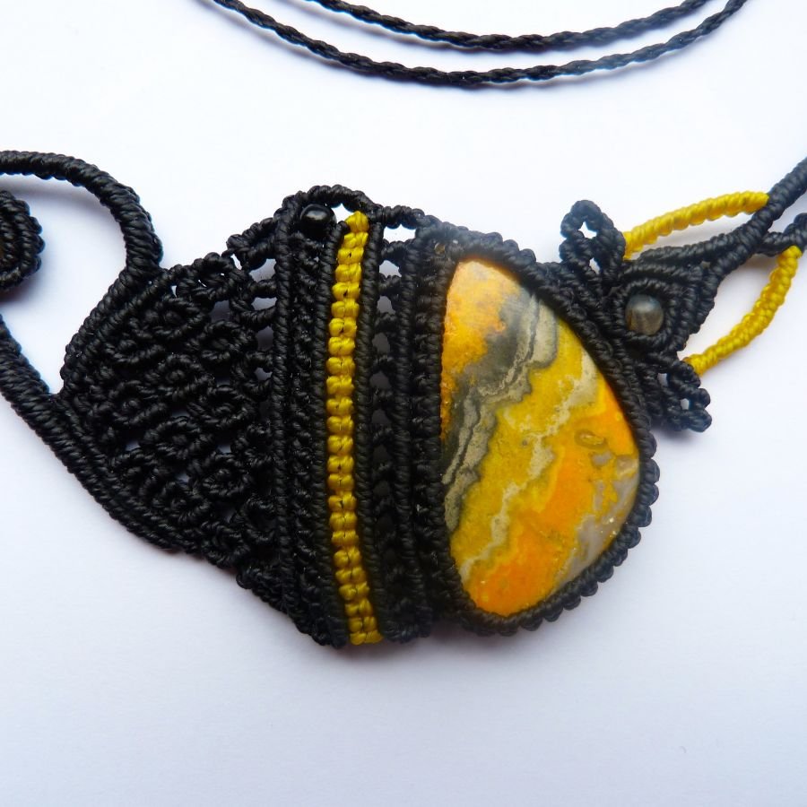 Halsband i svart/gul mikro-macramé med en natursten, jaspis 