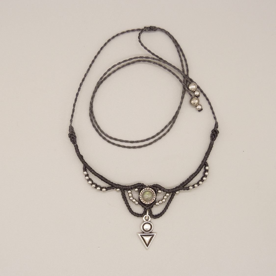 Kolgrå mikro-macramé halsband med en labradorit som är satt