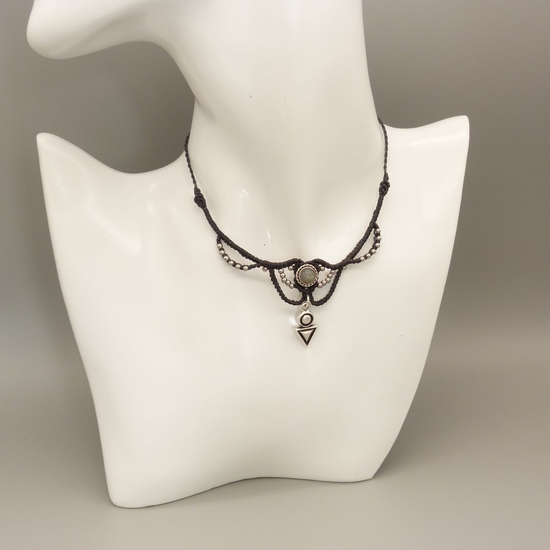 Kolgrå mikro-macramé halsband med en labradorit som är satt
