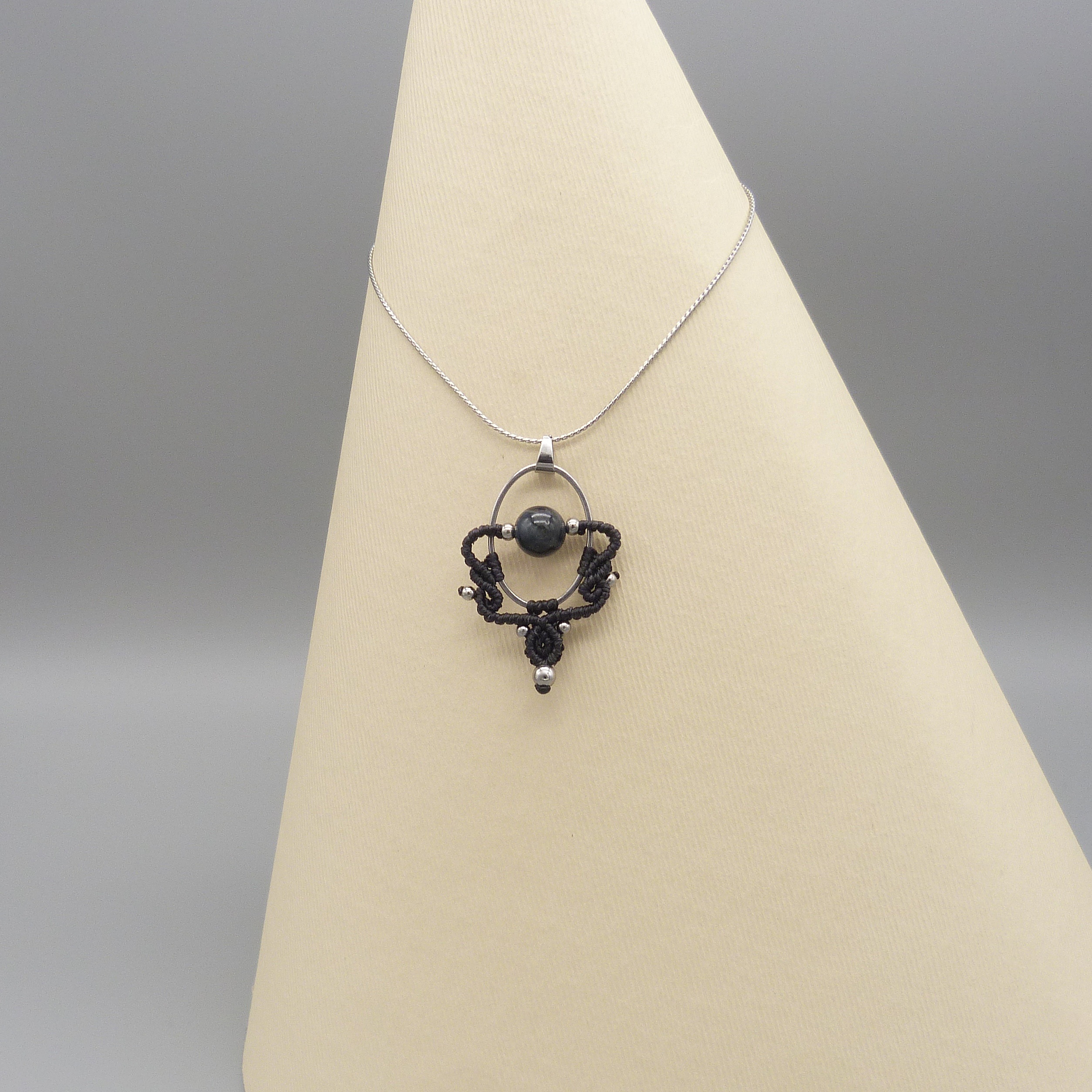 Collier gris cendr&eacute; en micro-macram&eacute;  avec une perle oeil de faucon