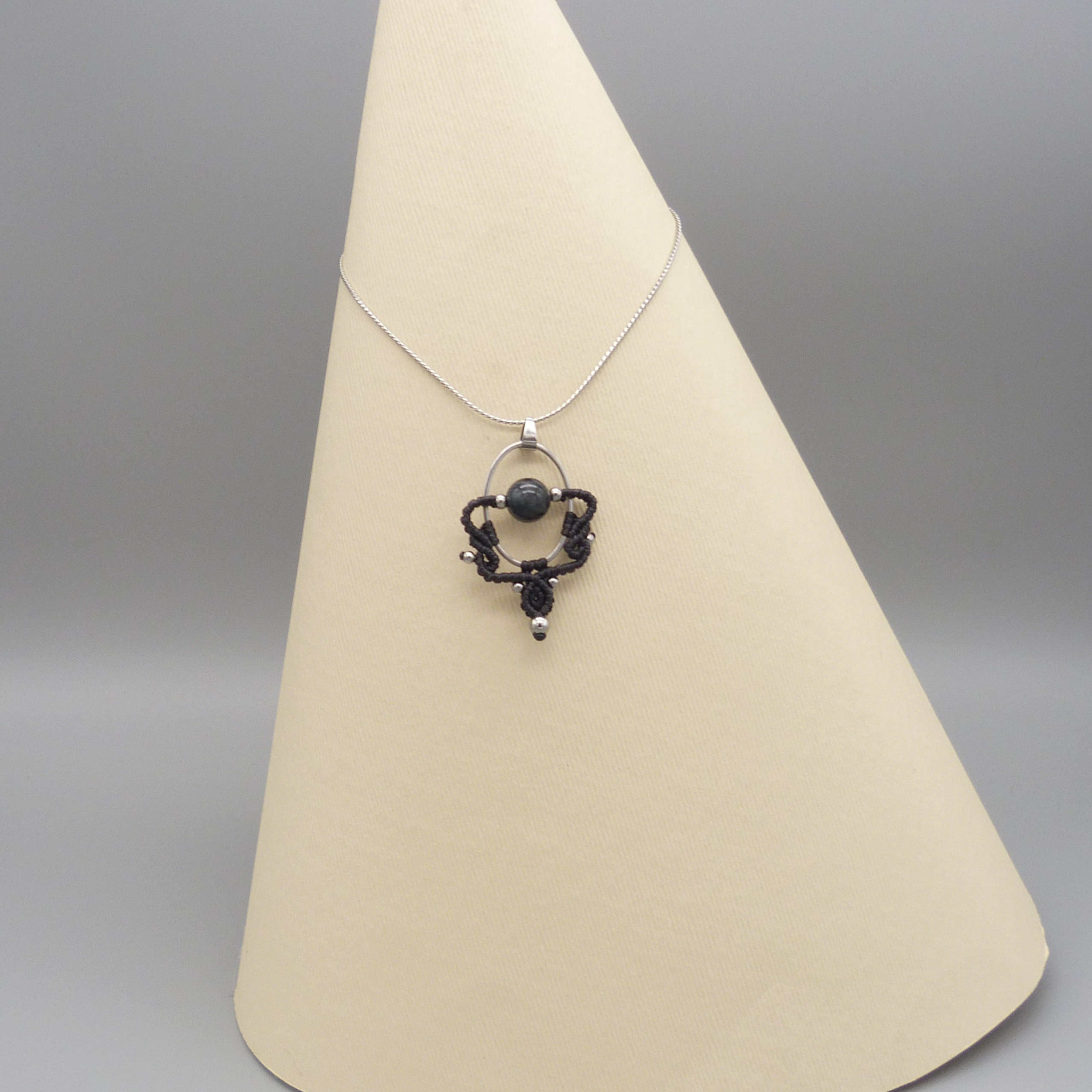 Collier gris cendr&eacute; en micro-macram&eacute;  avec une perle oeil de faucon