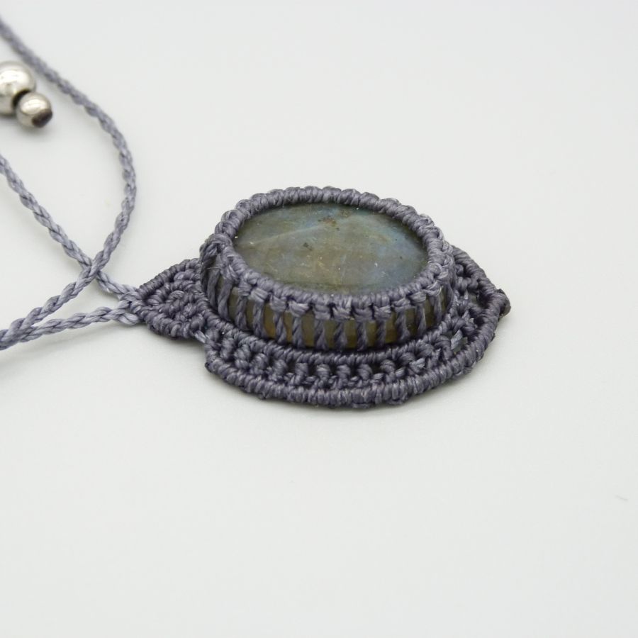 Mörkgrått micro-macramé halsband med en vacker labradorit
