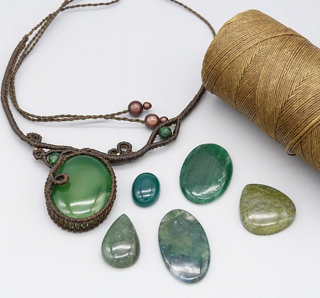 Chokladbrunt mikro-macram&eacute; halsband med en gr&ouml;n &auml;delsten