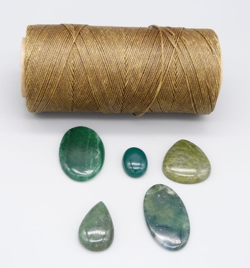 Chokladbrunt mikro-macramé halsband med en grön ädelsten