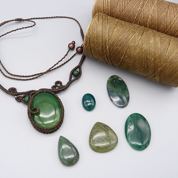 Chokladbrunt mikro-macram&eacute; halsband med en gr&ouml;n &auml;delsten