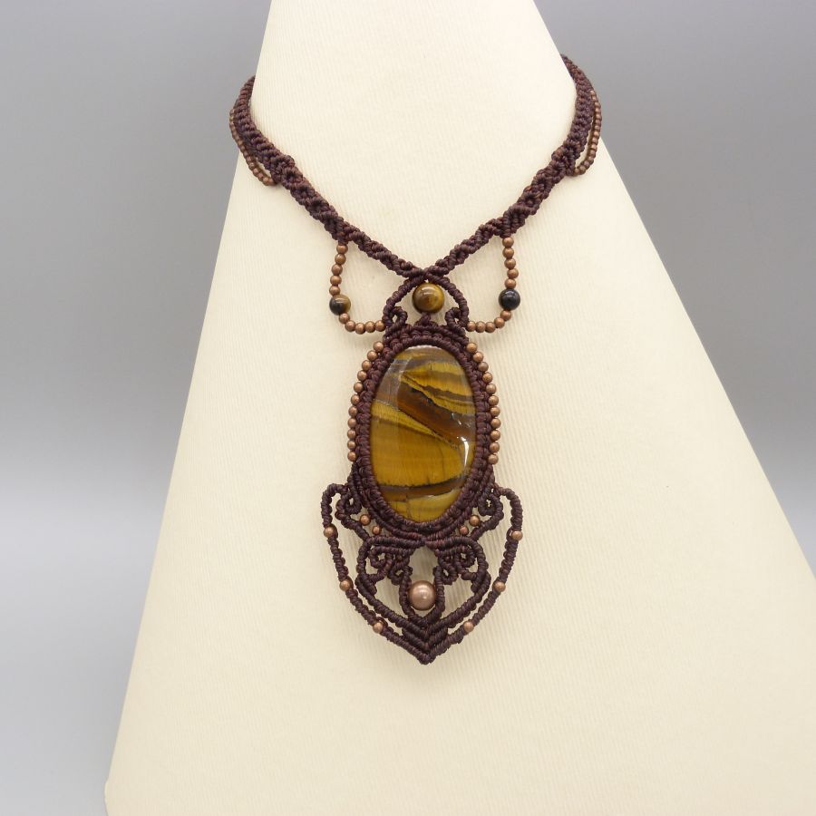 Brunt halsband i mikro-macramé med en tigerögoncabochon