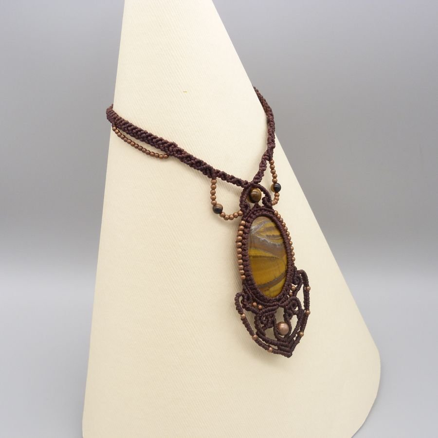 Brunt halsband i mikro-macramé med en tigerögoncabochon