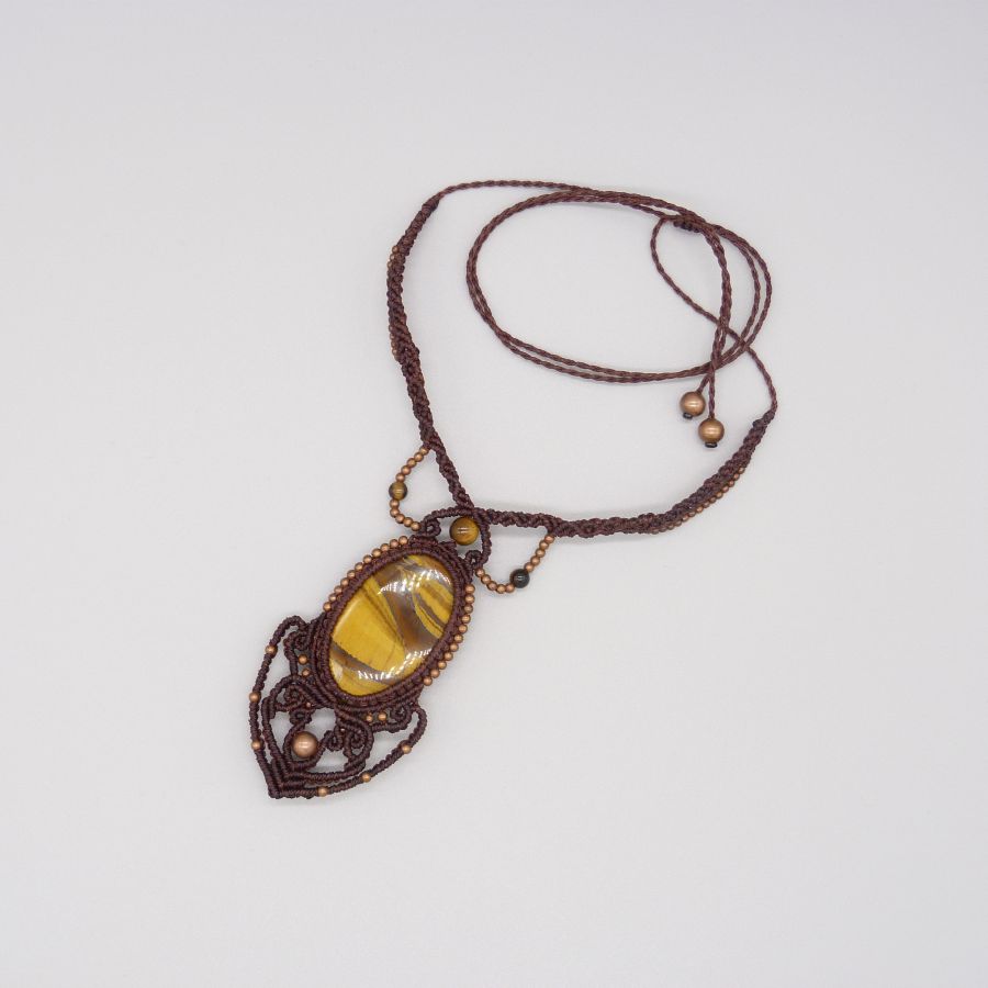 Brunt halsband i mikro-macramé med en tigerögoncabochon