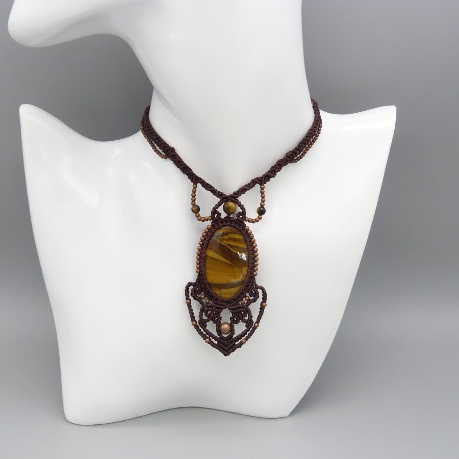 Brunt halsband i mikro-macramé med en tigerögoncabochon