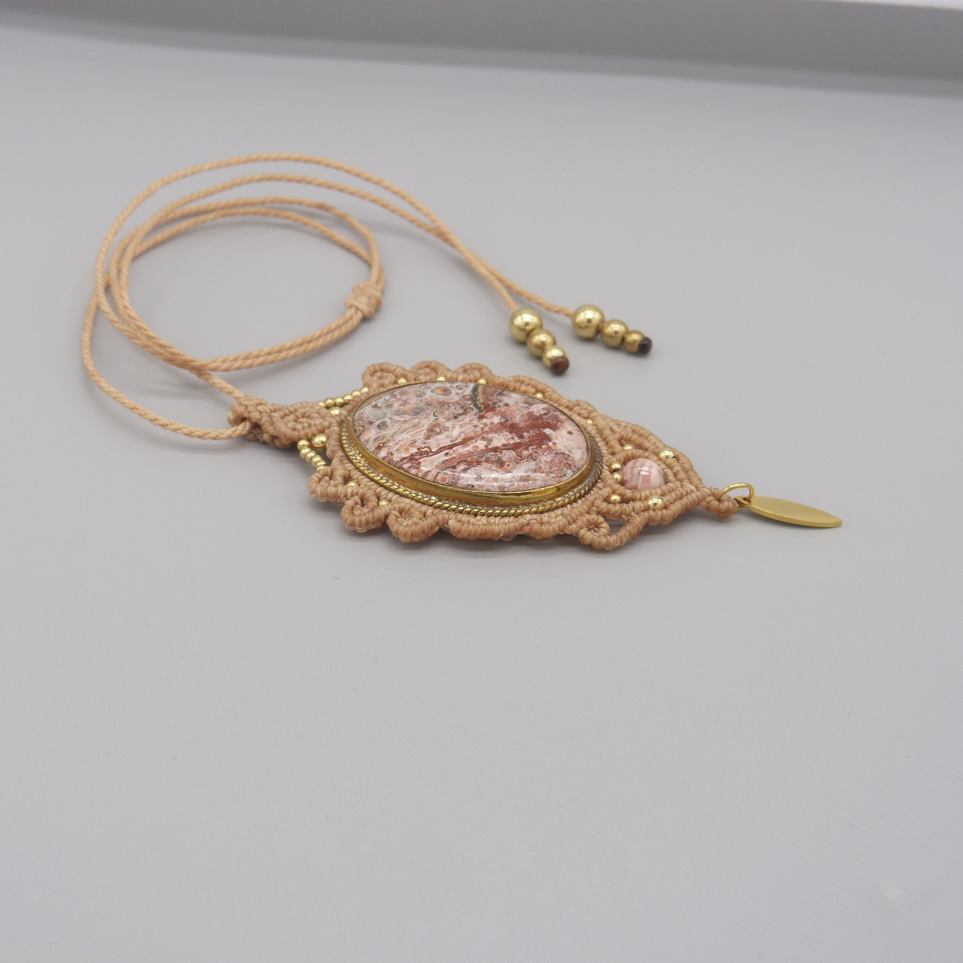 Ljusgr&aring; mikro-macram&eacute; halsband med en naturlig sten, dendriten