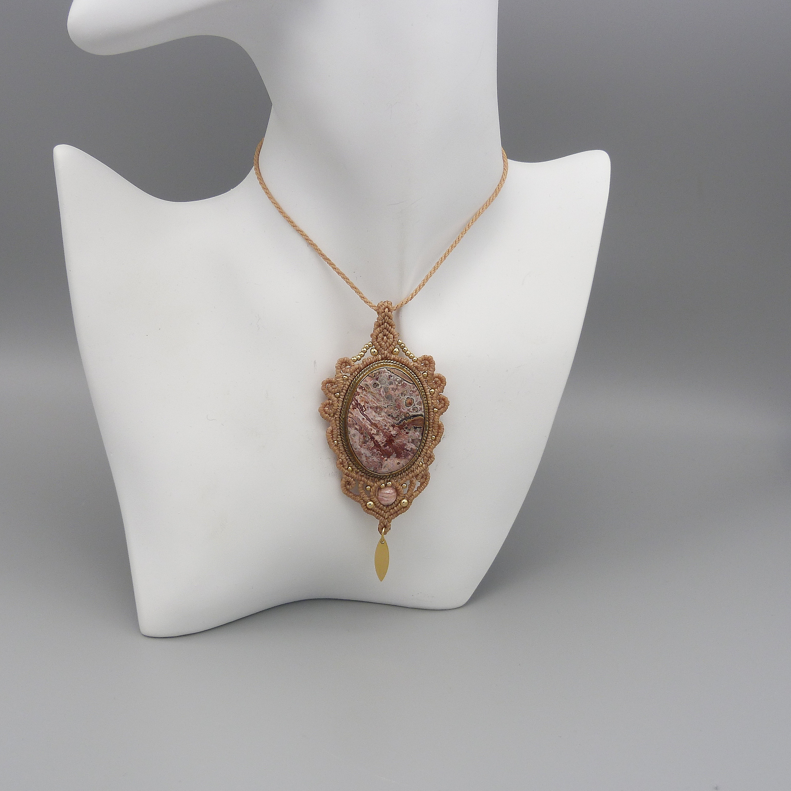 Ljusgr&aring; mikro-macram&eacute; halsband med en naturlig sten, dendriten