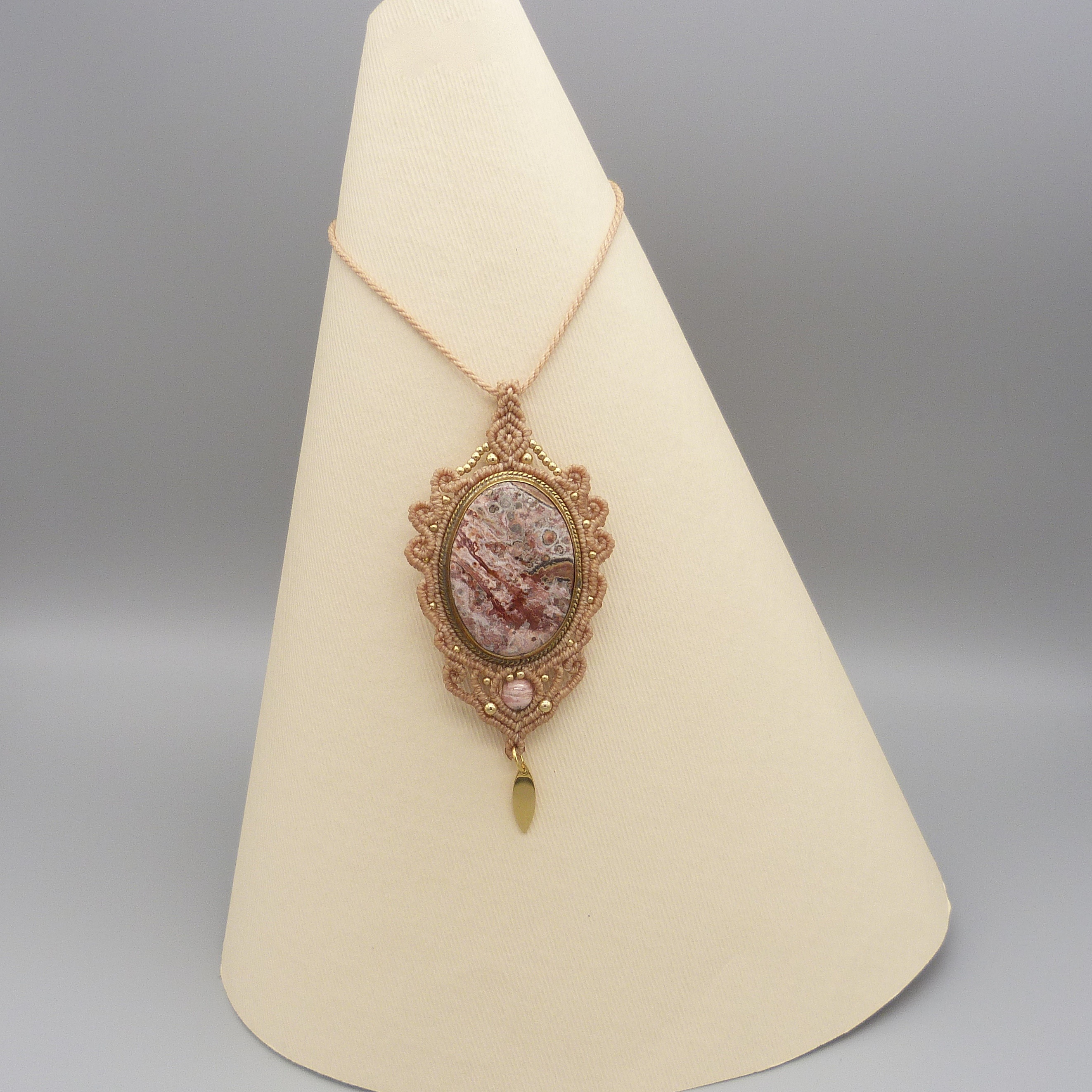 Ljusgr&aring; mikro-macram&eacute; halsband med en naturlig sten, dendriten