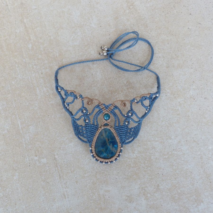 beige anka blå mikro-macramé halsband med en apatit