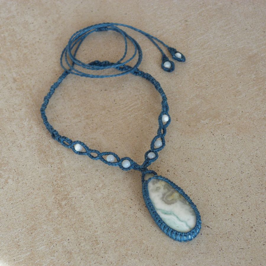 halsband i ankblå mikro-macramé med larsonit jaspis
