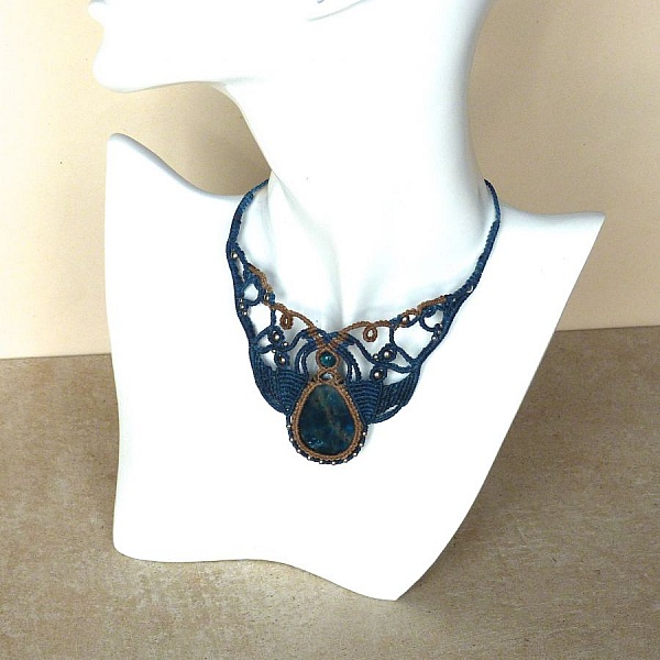 beige anka bl&aring; mikro-macram&eacute; halsband med en apatit