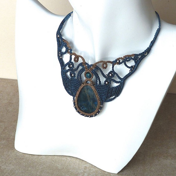 beige anka bl&aring; mikro-macram&eacute; halsband med en apatit