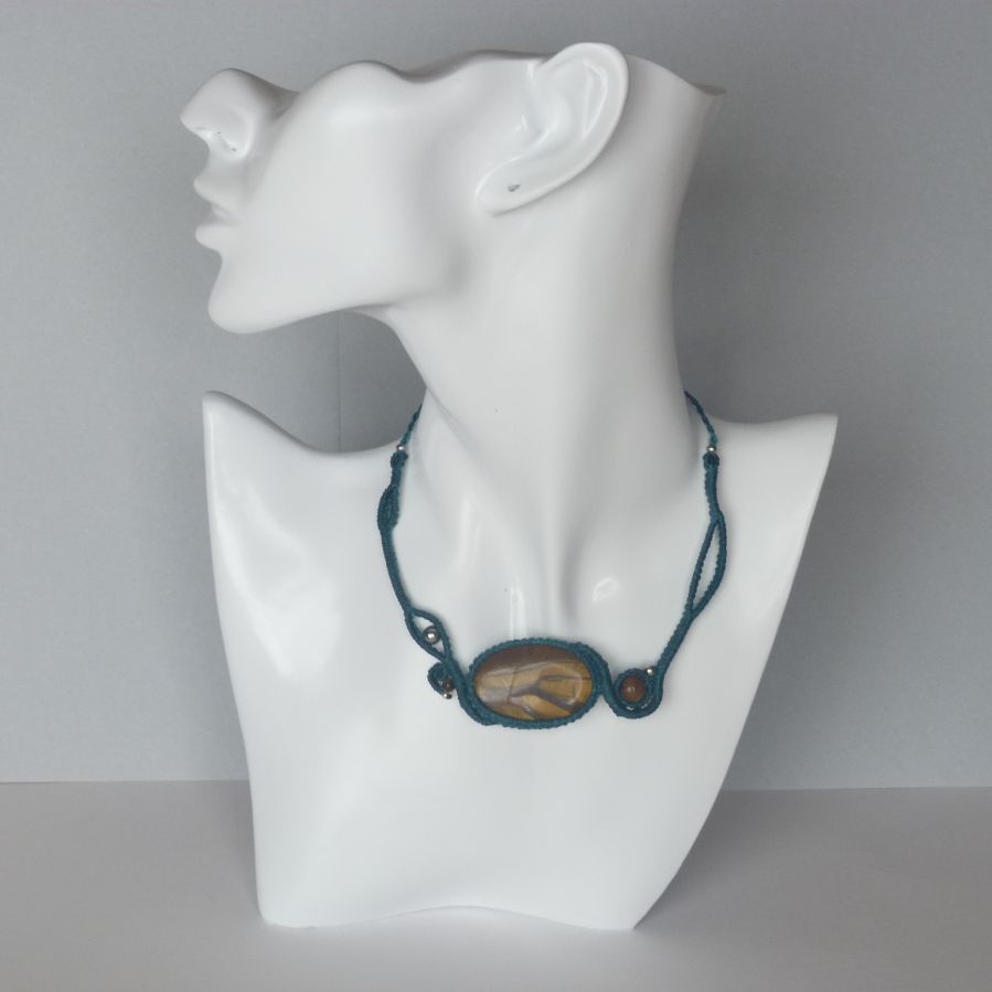Ankablå mikro-macramé halsband med en natursten, tigerögat