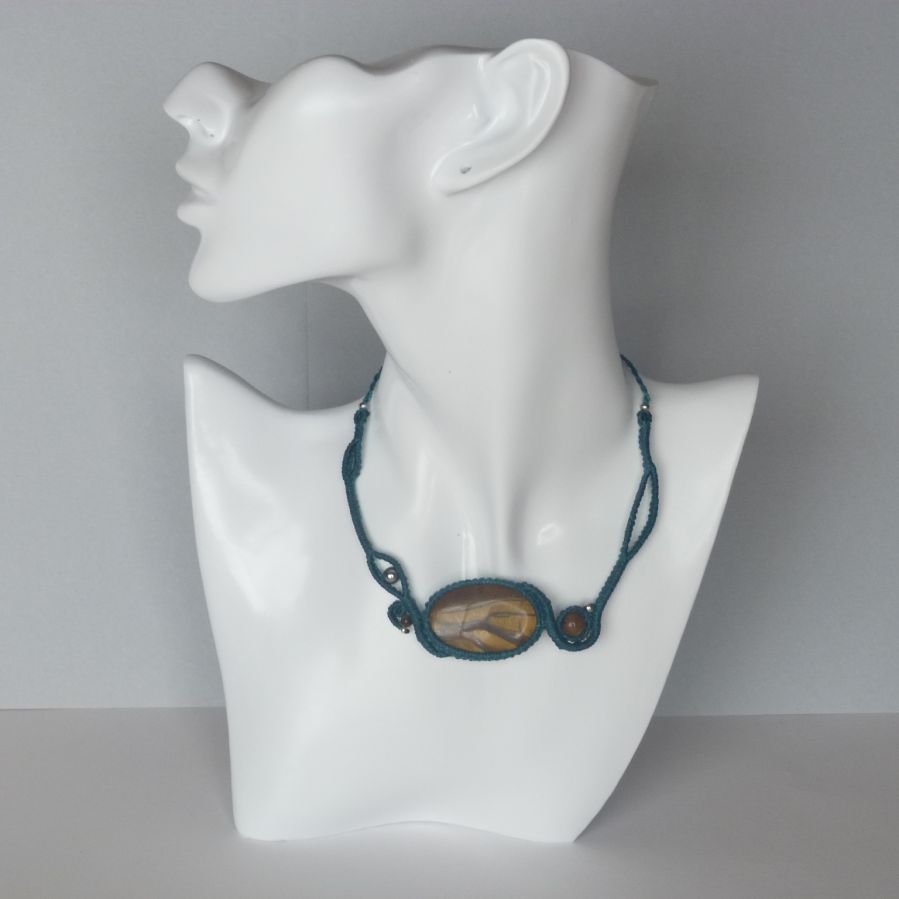 Ankablå mikro-macramé halsband med en natursten, tigerögat