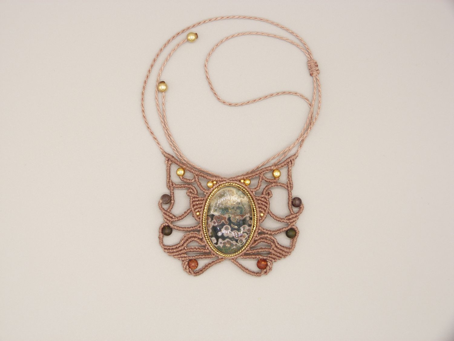 Taupefärgat mikro-macramé halsband med en jaspis