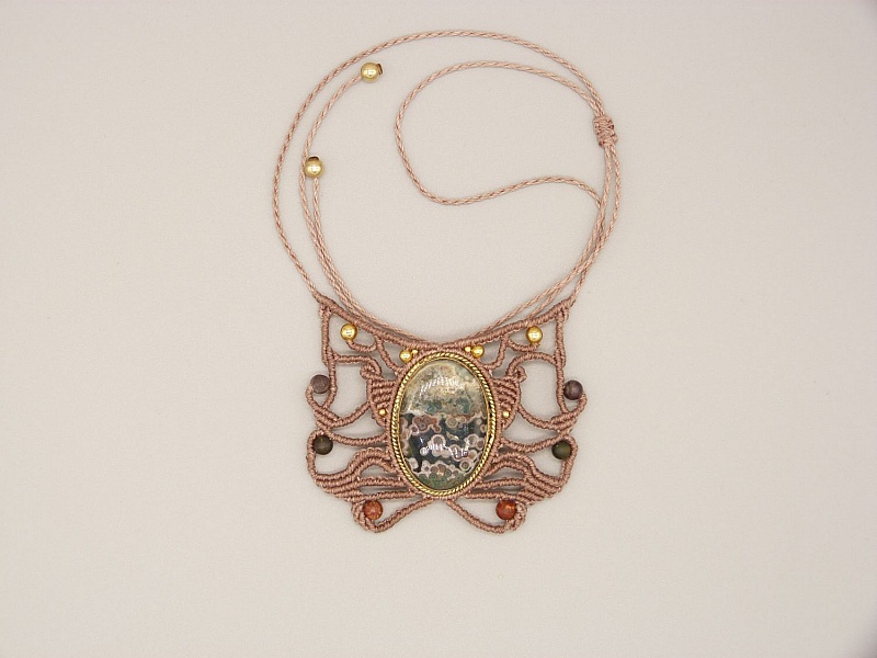 Taupef&auml;rgat mikro-macram&eacute; halsband med en jaspis