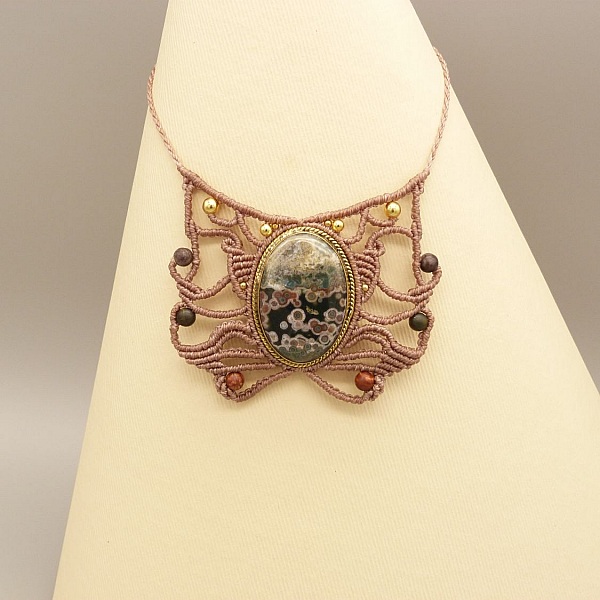 Taupef&auml;rgat mikro-macram&eacute; halsband med en jaspis