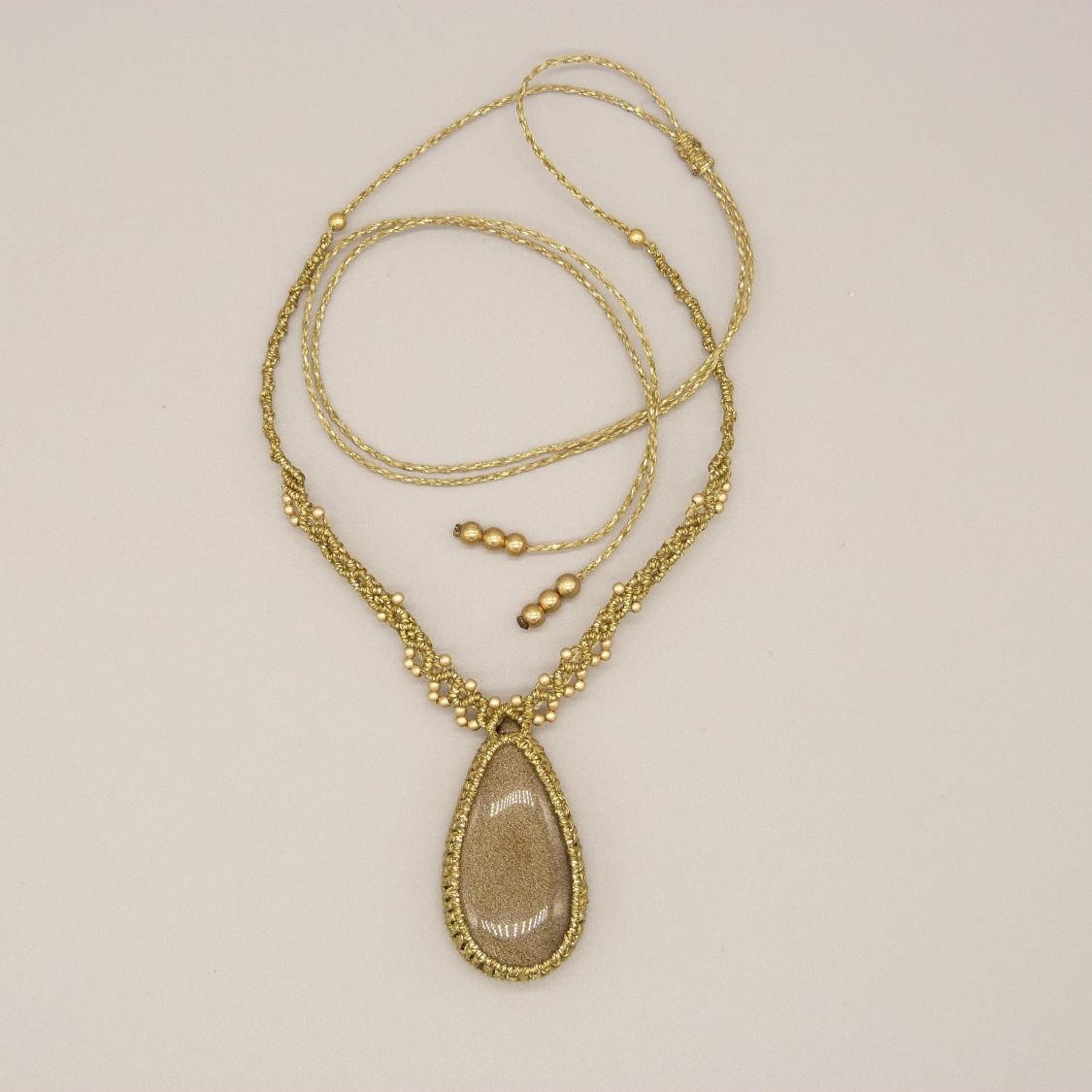 Halsband i gyllene mikromakramé med gyllene obsidian 