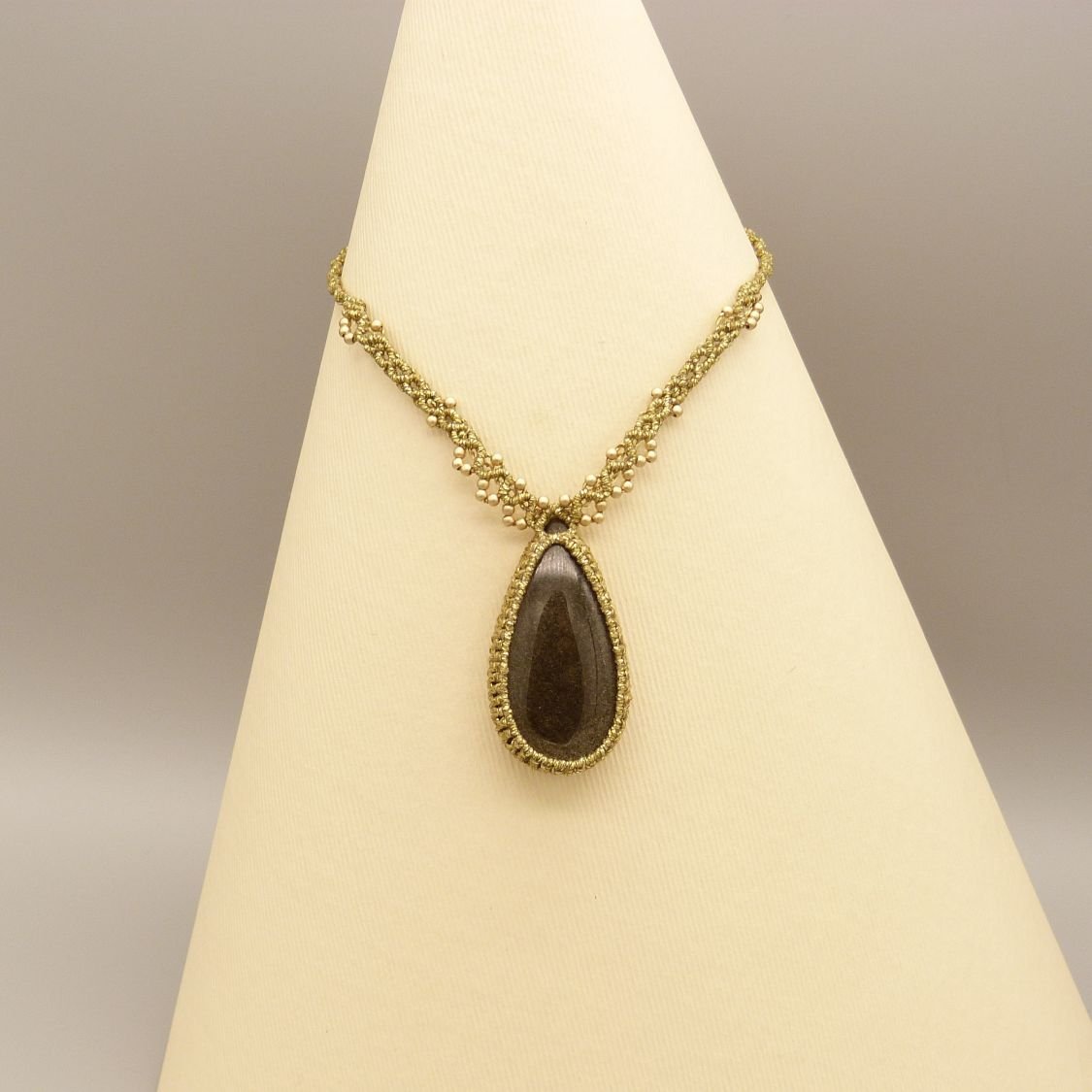 Halsband i gyllene mikromakramé med gyllene obsidian 