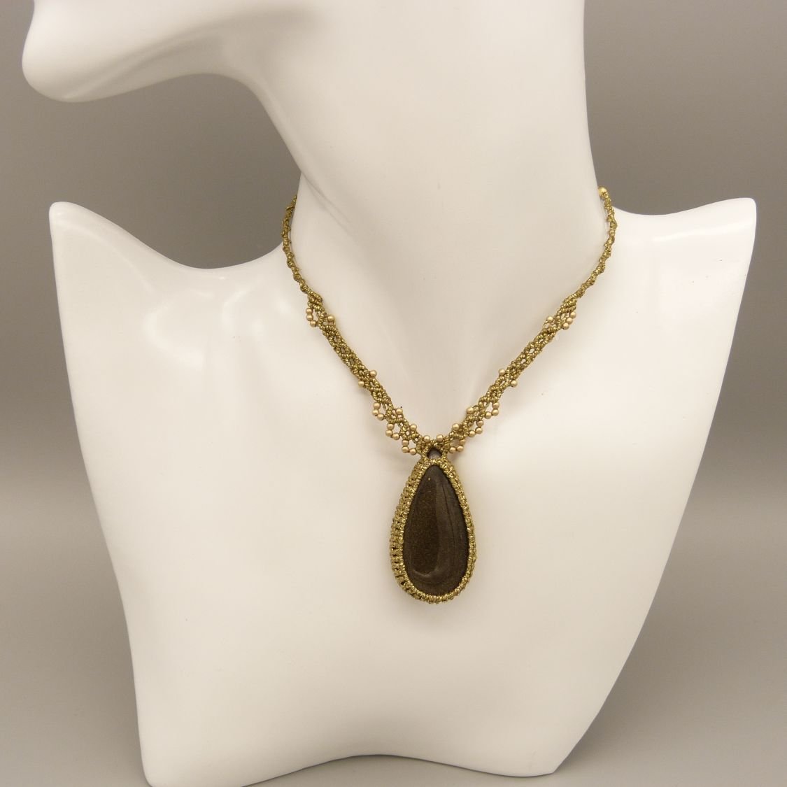Halsband i gyllene mikromakramé med gyllene obsidian 