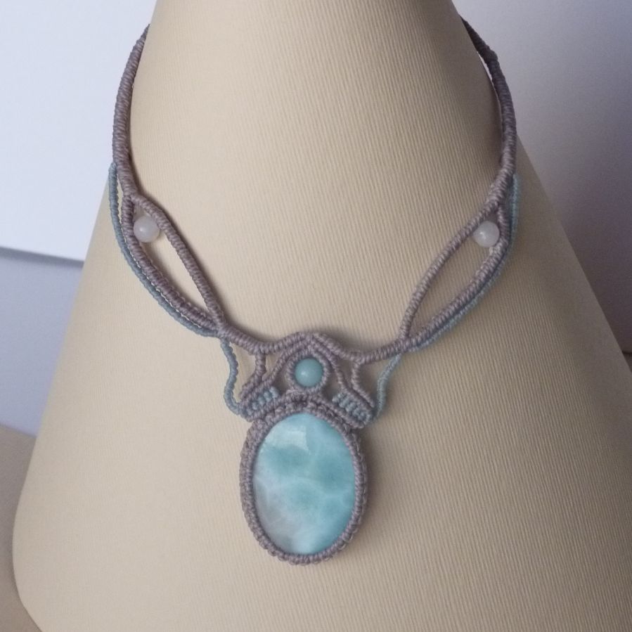 Halsband i taupegrå/frostat blå mikromakramé med en naturlig ädelsten i mjuka nyanser av vitt och ljusblått som mittpunkt.