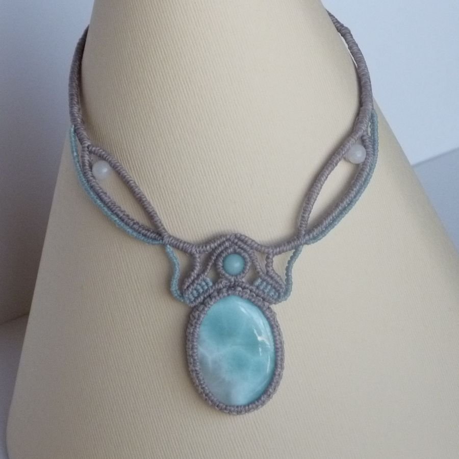 Halsband i taupegrå/frostat blå mikromakramé med en naturlig ädelsten i mjuka nyanser av vitt och ljusblått som mittpunkt.
