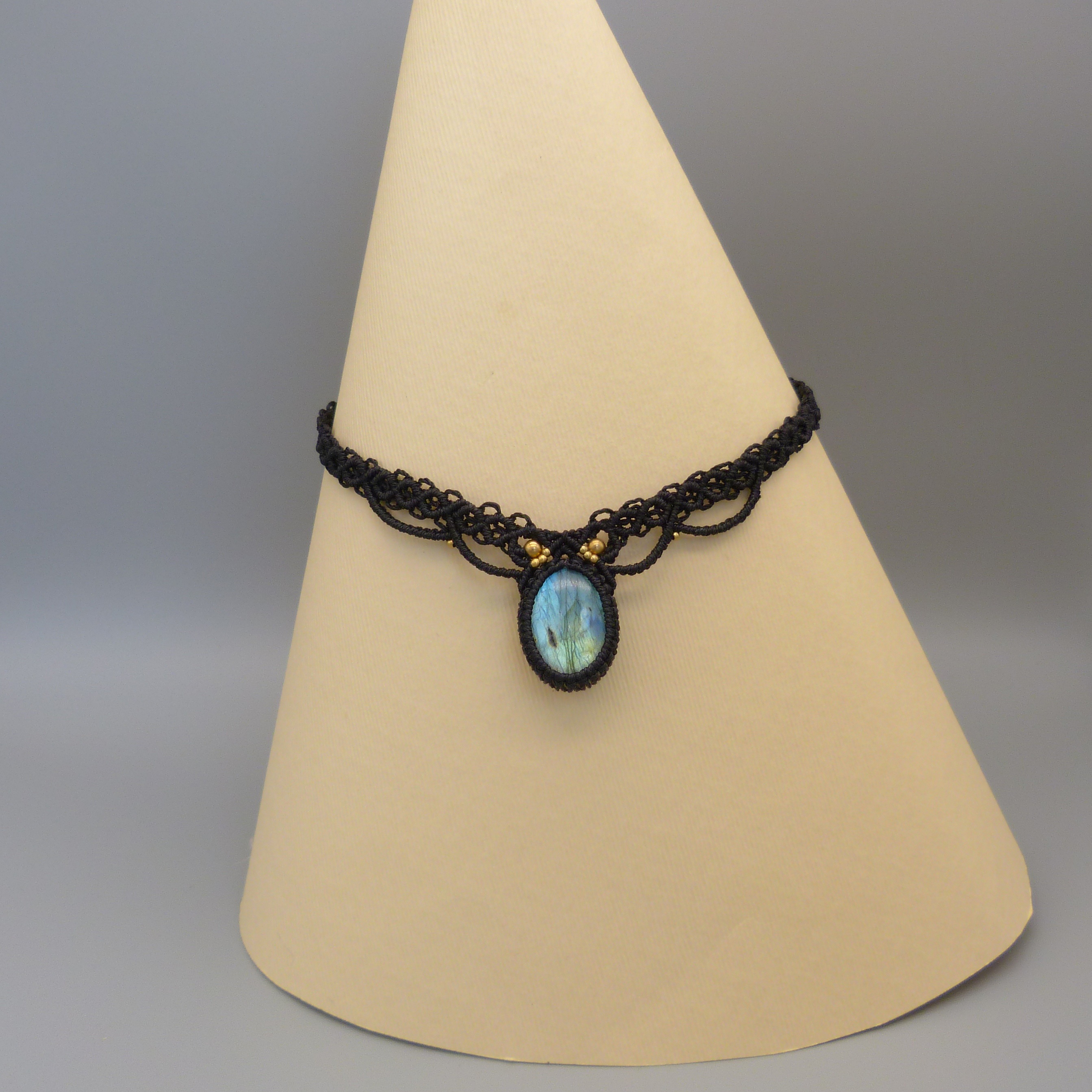 Collier en micro-macram&eacute; ras-du-cou avec une labradorite 