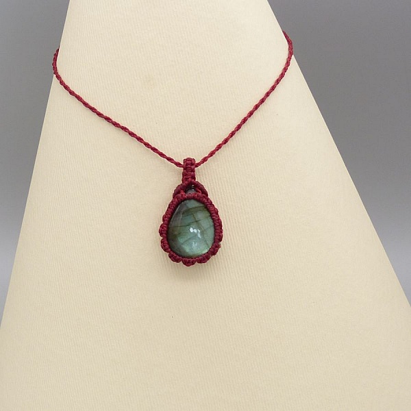 Collier en micro-macram&eacute; rouge avec une labradorite