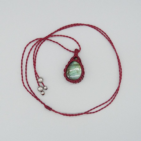 Collier en micro-macram&eacute; rouge avec une labradorite