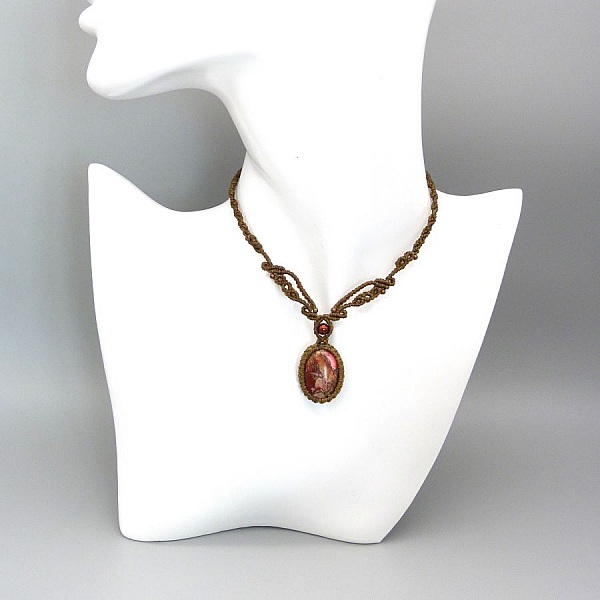 Collier en micro-macram&eacute; vert kaki avec un cabochon jaspe imp&eacute;rial