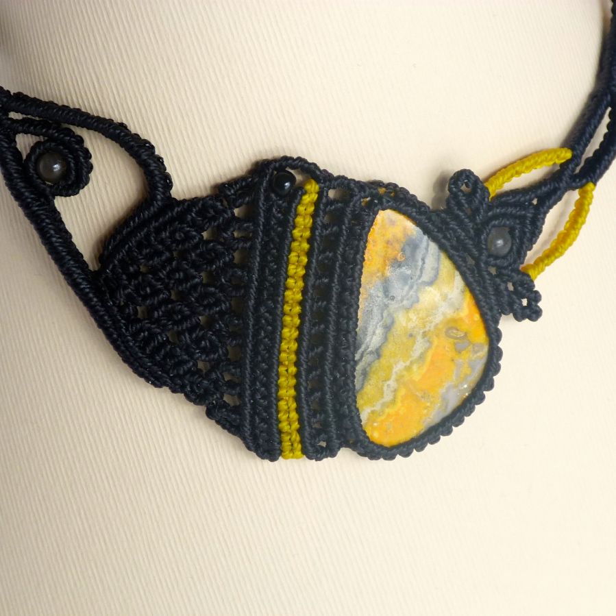 Halsband i svart/gul mikro-macramé med en natursten, jaspis 