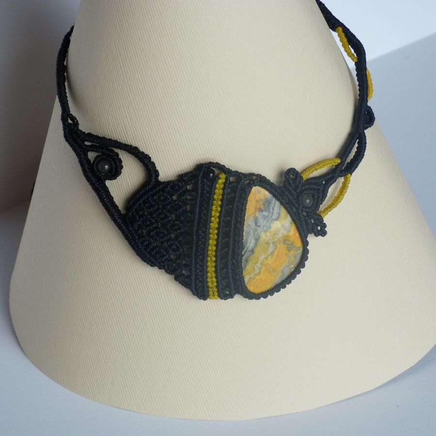 Halsband i svart/gul mikro-macramé med en natursten, jaspis 