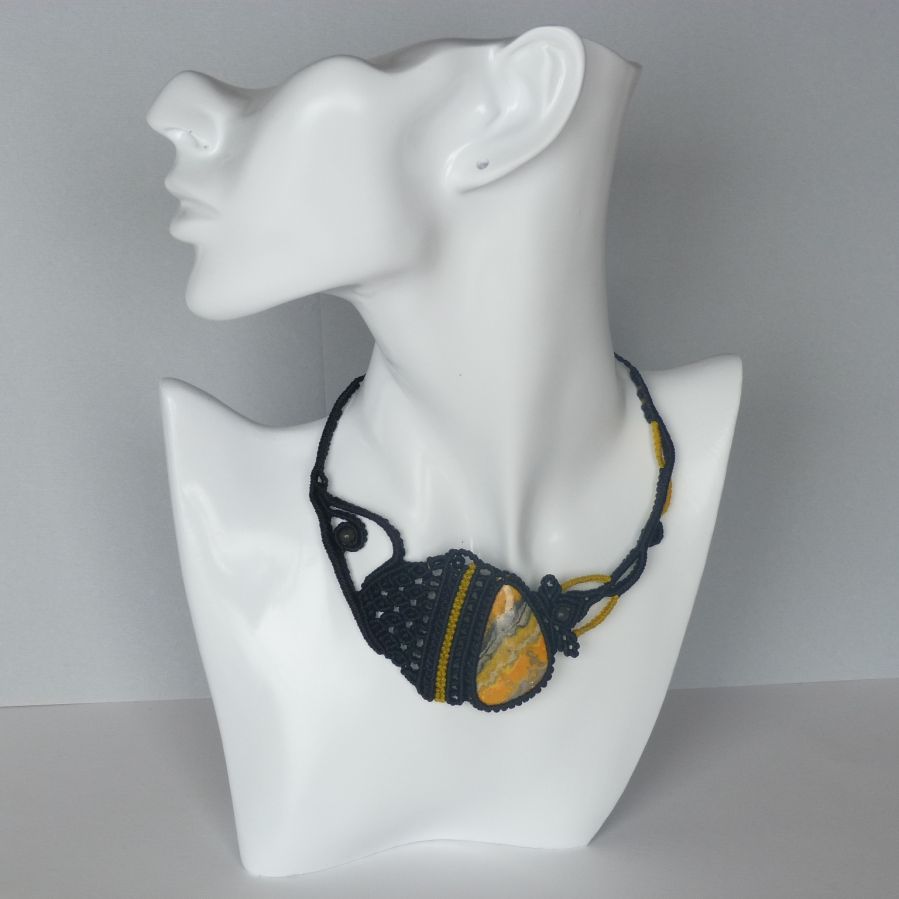 Halsband i svart/gul mikro-macramé med en natursten, jaspis 