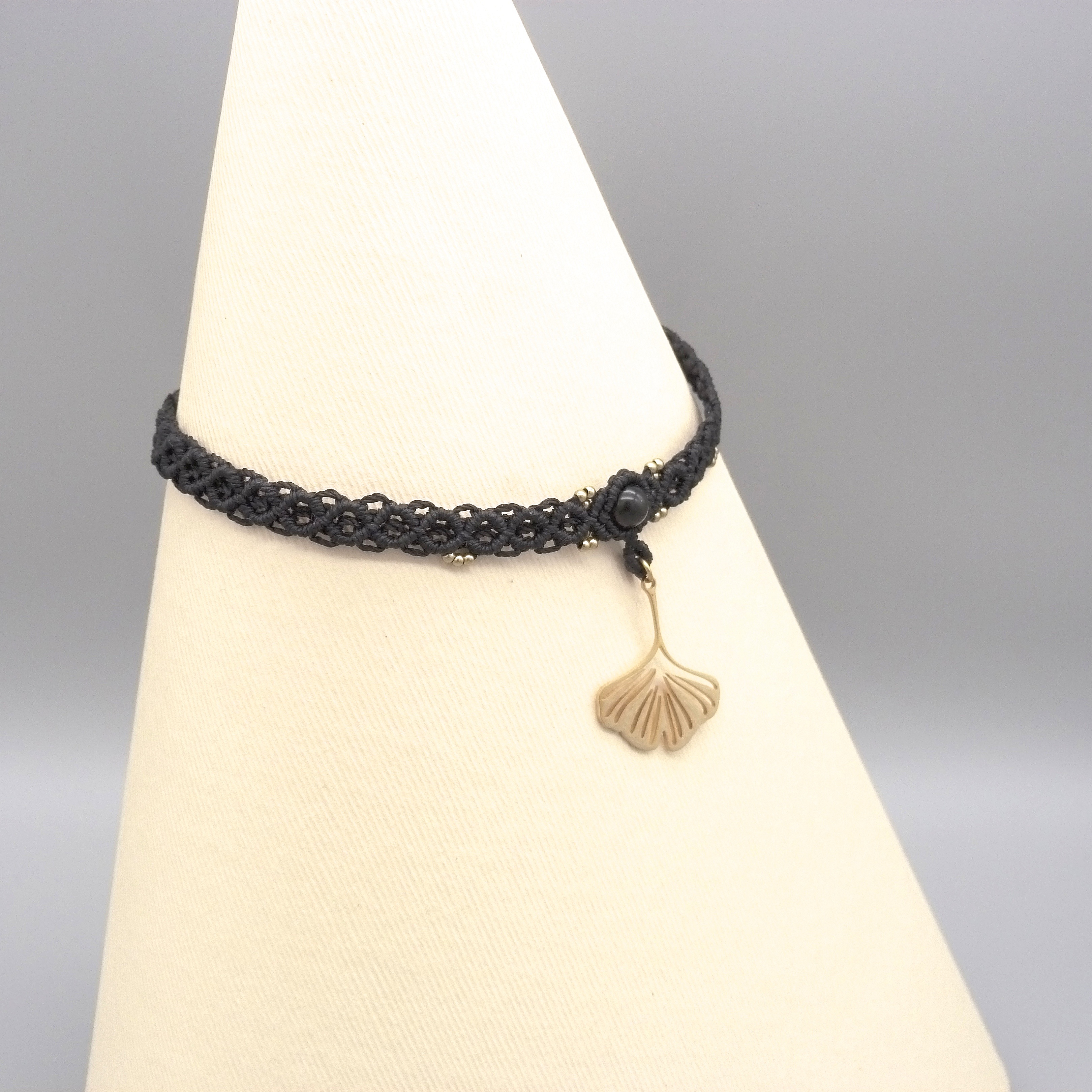 Collier noir en micro-macram&eacute; ras-du-cou avec une feuille de ginkgo biloba 