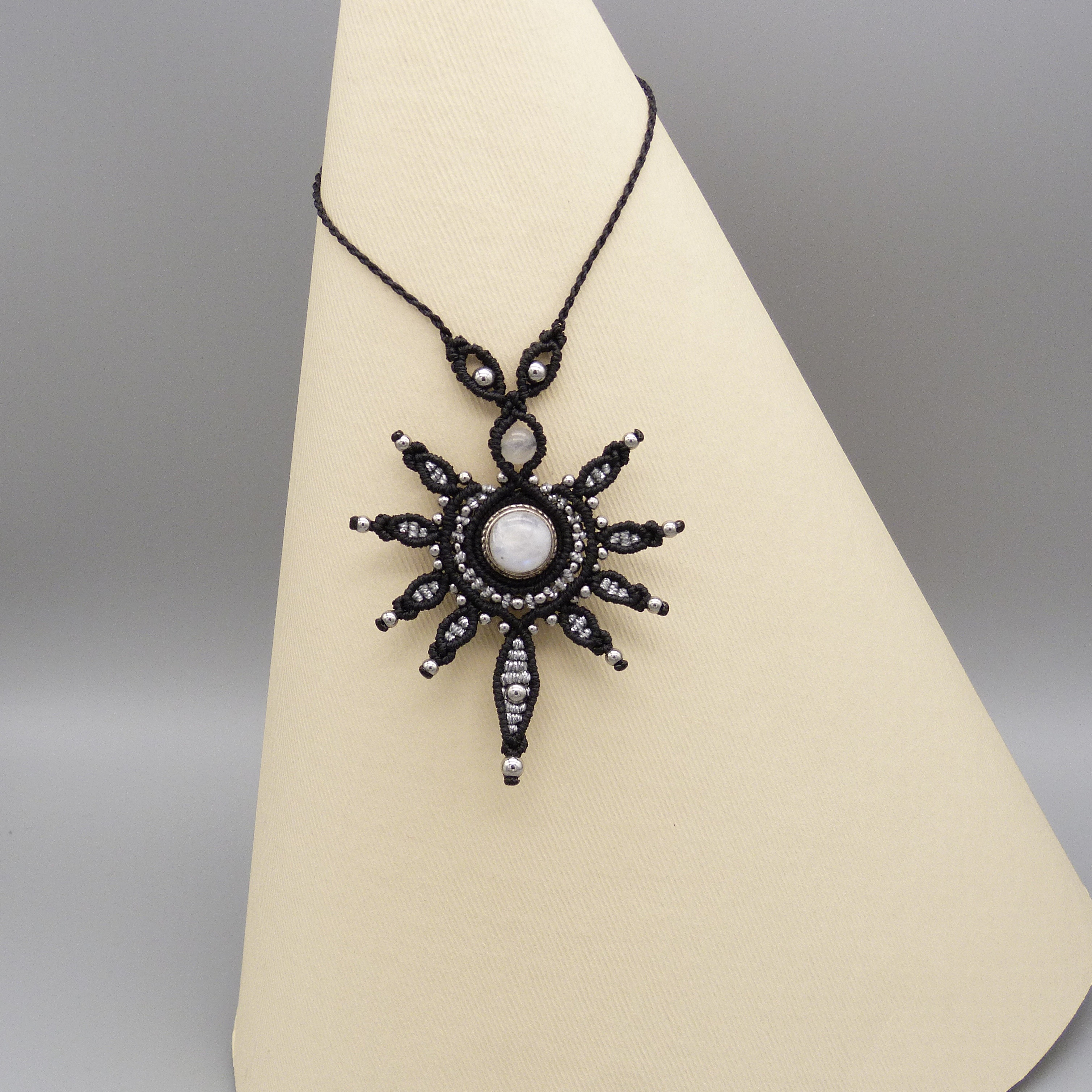 collier noir en micro-macram&eacute; avec une pierre de lune sertie
