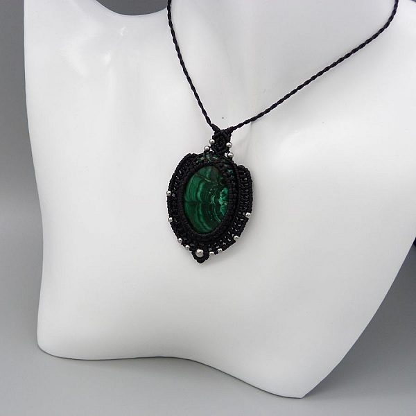 Collier noir en micro-macram&eacute; avec une malachite