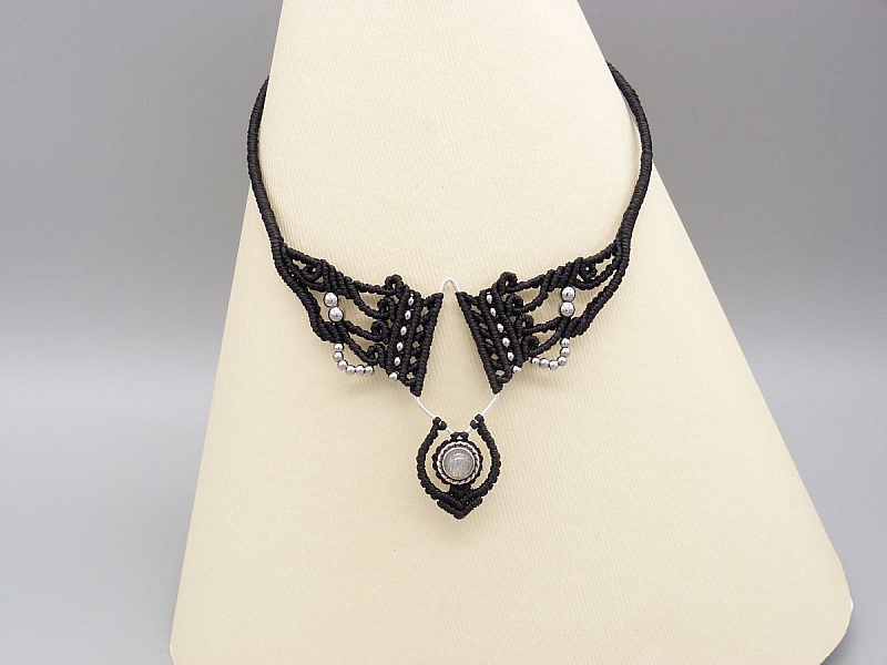 Svart mikro-macram&eacute; halsband med en labradorit som &auml;r satt