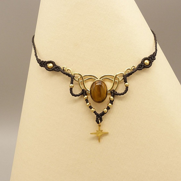 Svart halsband i mikro-macram&eacute; med ett tiger&ouml;ga